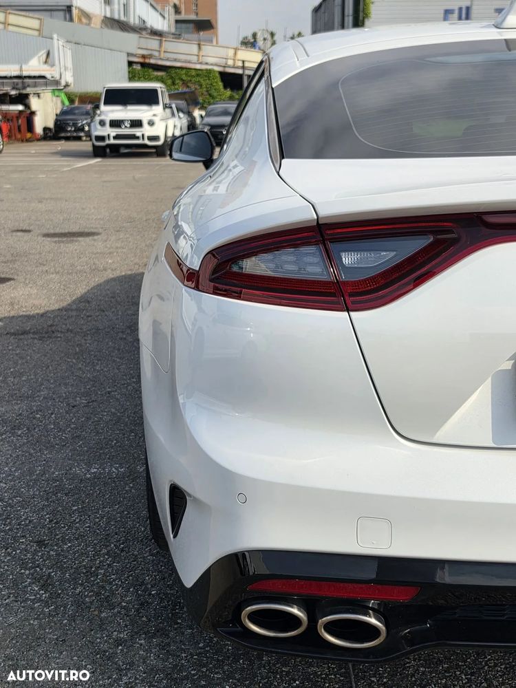 Kia Stinger - 10