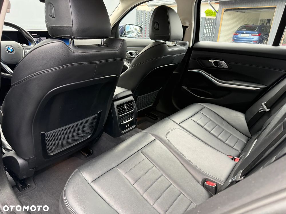 BMW Seria 3 318d mHEV - 27