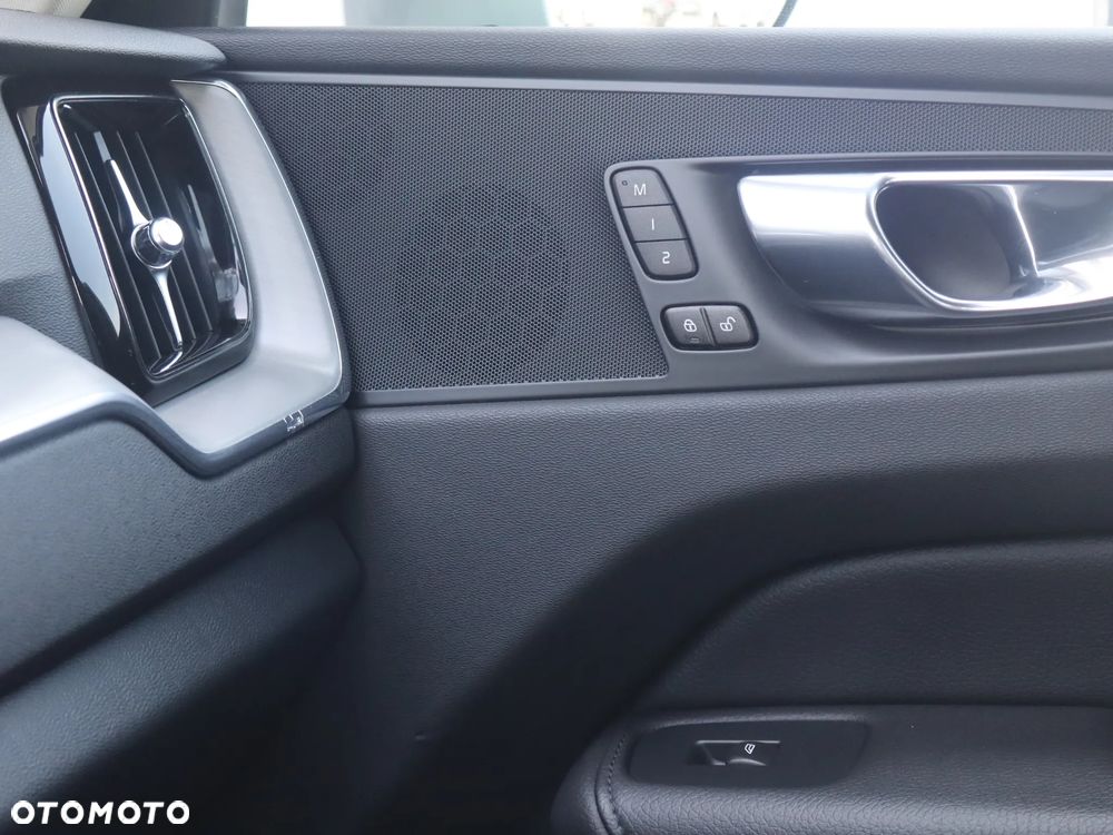 Volvo XC 60 B4 D AWD Momentum Pro - 26