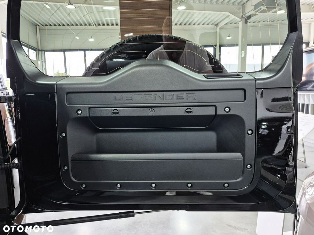 Land Rover Defender - 35