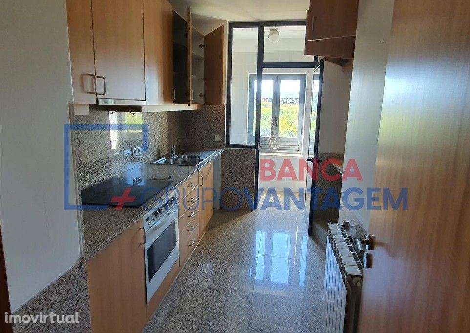 Apartamento T2 com elevador, arrumos e garagem em Oliveira do Douro - Grande imagem: 5/10