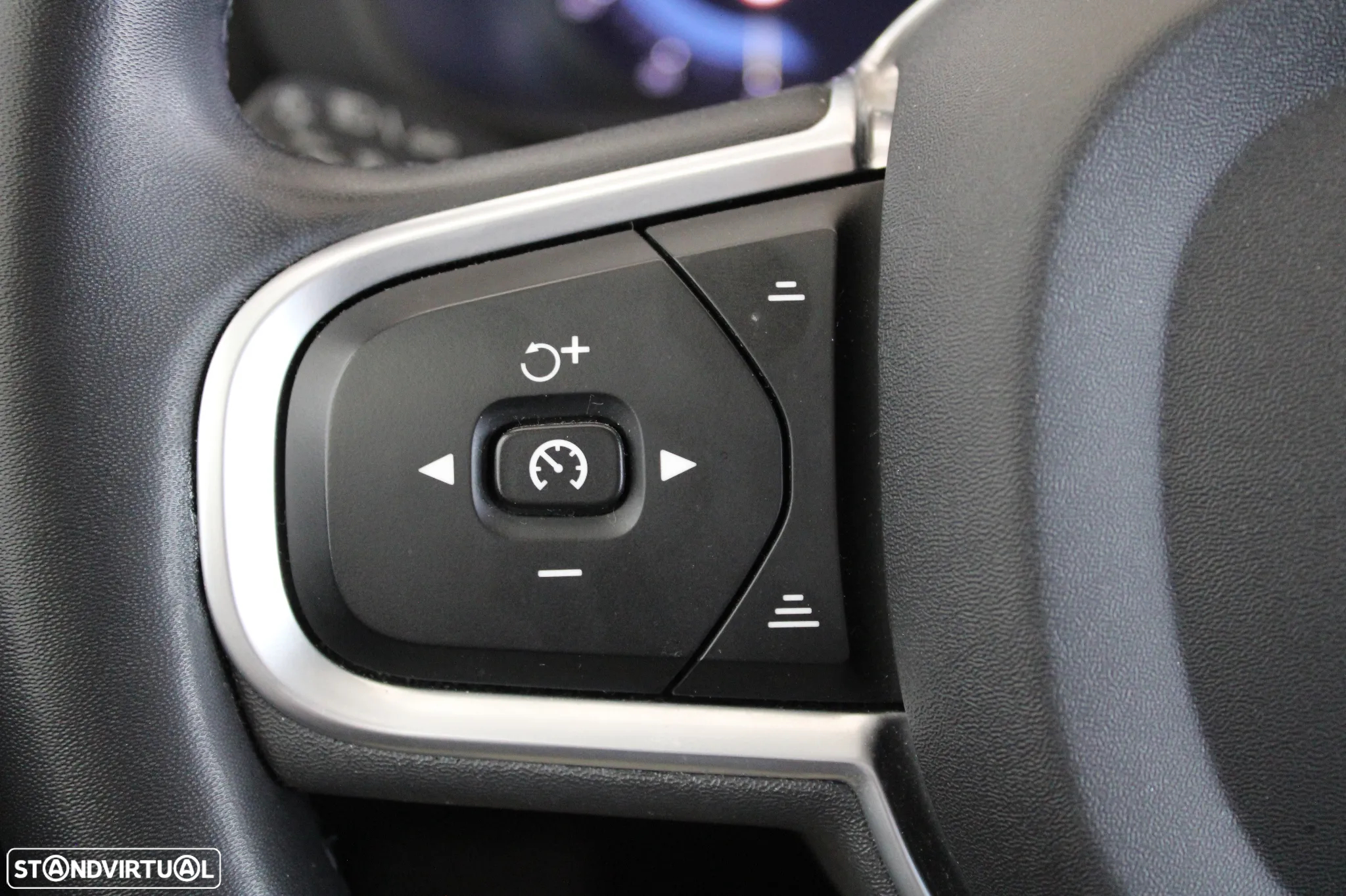 Volvo XC 60 2.0 B4 Momentum Plus - 10
