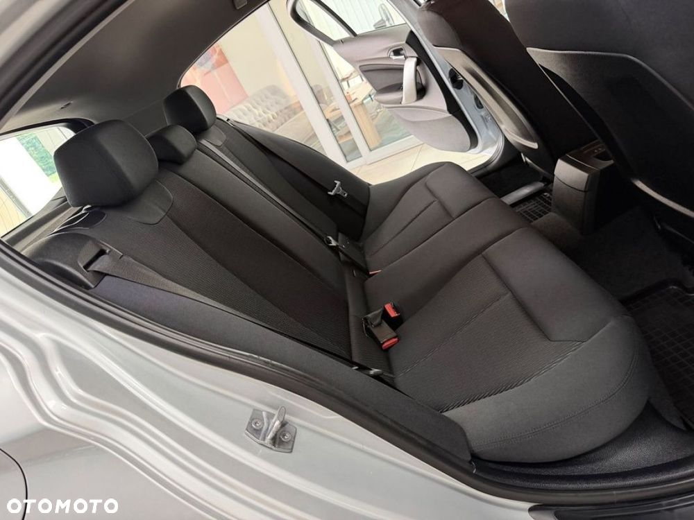 BMW Seria 1 114i - 23