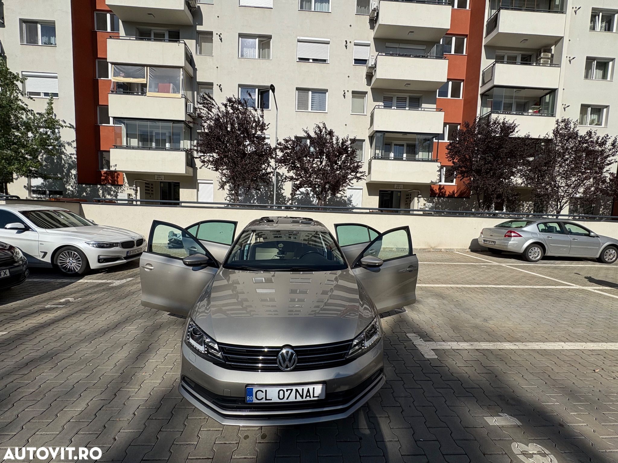 Volkswagen Jetta 2.0 TDI DSG Highline - 1