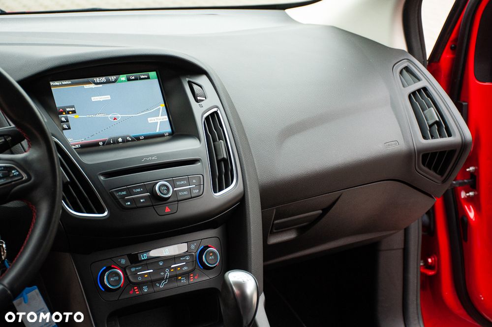 Ford Focus SW 1.5 EcoBoost S&S ST-LINE - 31
