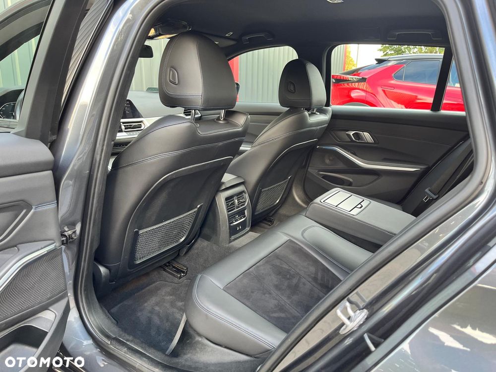 BMW Seria 3 330e PHEV M Sport - 30