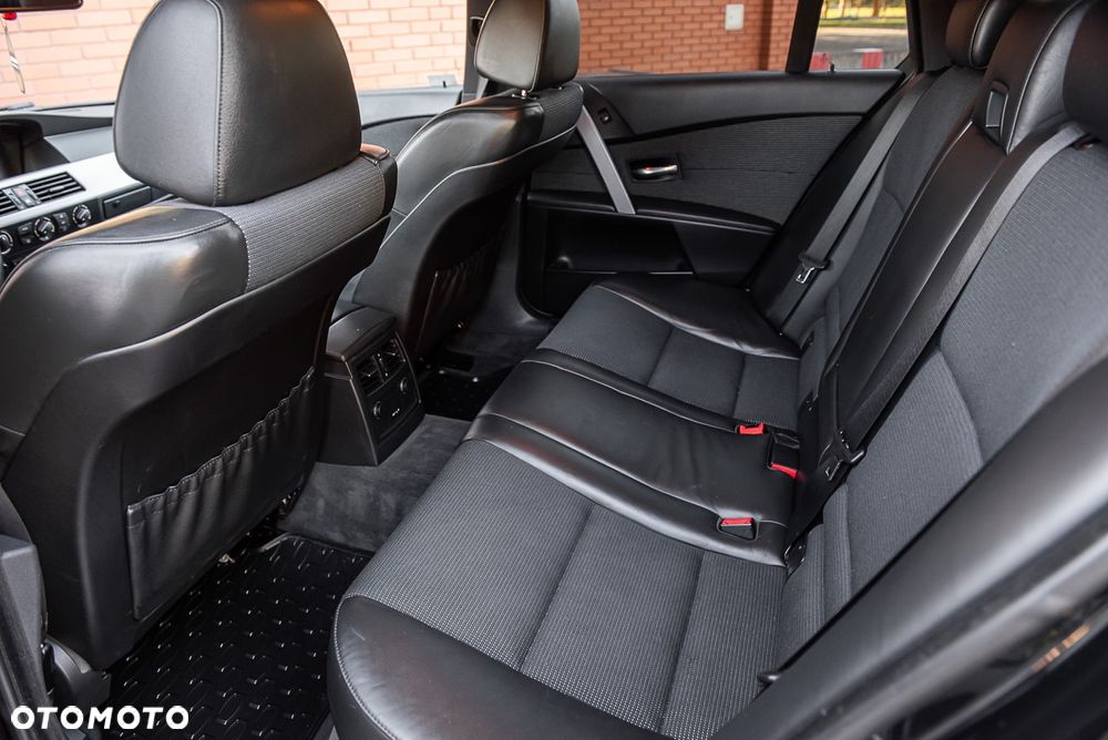 BMW Seria 5 523i Touring - 16