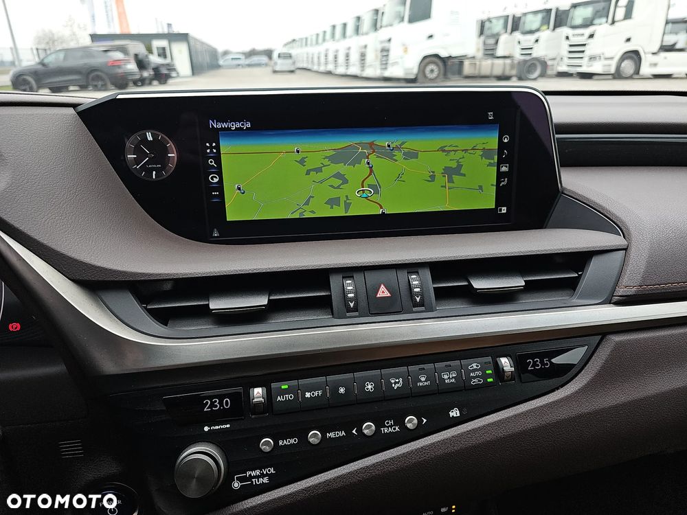 Lexus ES 300h Business Edition - 14