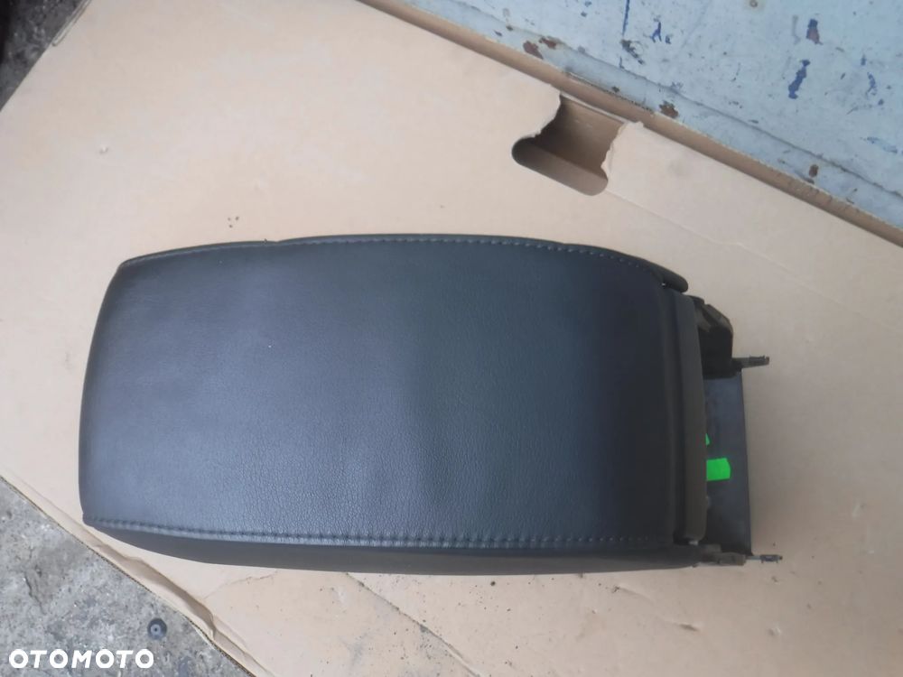 Skoda Yeti Lift podlokietnik skora skorzany 5L0864207C - 1