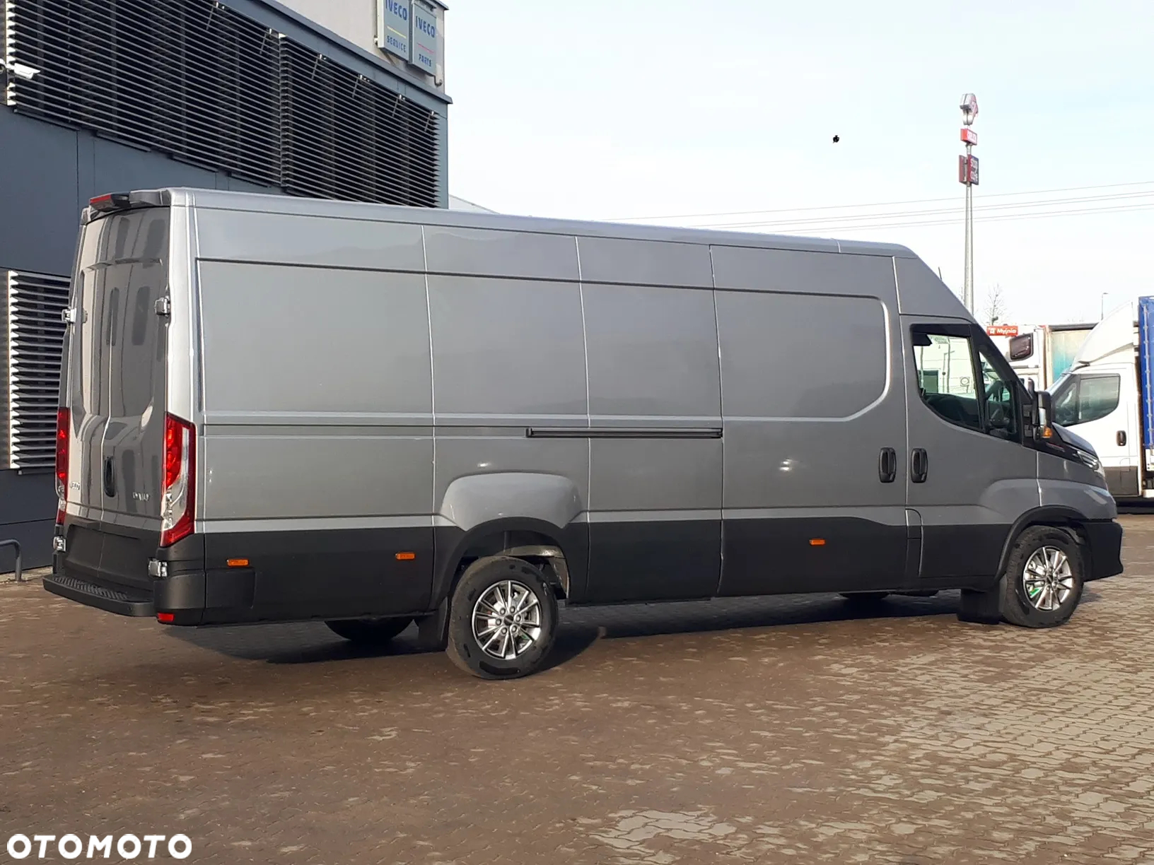 Iveco 35S18HA8V, dach 1,9m; - 2