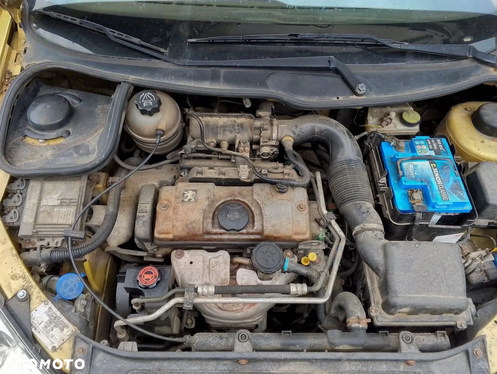 Peugeot 206 I FL (03-09r.) 1.4B 74KM. Silnik KFW Skrzynia 20CP81 lakier KAW – LAKIER ŻÓŁTY PERSEPOLIS.Cały na części. GWARANCJA !!!  Przód Tył Zestaw Komplet Drzwi Klapa Zderzak Błotnik Maska Grill Atrapa Szyba Pas Lampa Lusterko Boczki Fotel Kanapa Kokpit Deska Rozdzielcza Przełącznik Włącznik Sterownik Przewody Wiązka Instalacja Moduł Komputer Czujnik Listwa Pompa Alternator Wtryski Głowica Rozrusznik Kompresor Sprzęgło Dwumas Silnik Skrzynia ABS Klimatyzacji Paliwa Wspomagania Kolektor Turbina Przepustnica Zawór Chłodnica Koło Hak Belka Sanki Zawieszenie Mcpherson Półoś Amortyzator Wydech Tłumik Zacisk Most - 6