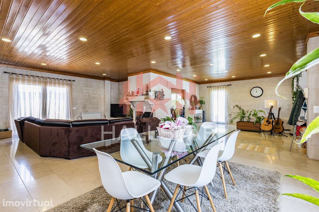 Moradia Térrea / Piscina / Aquecimento Central / Monte Redondo - Grande imagem: 4/52