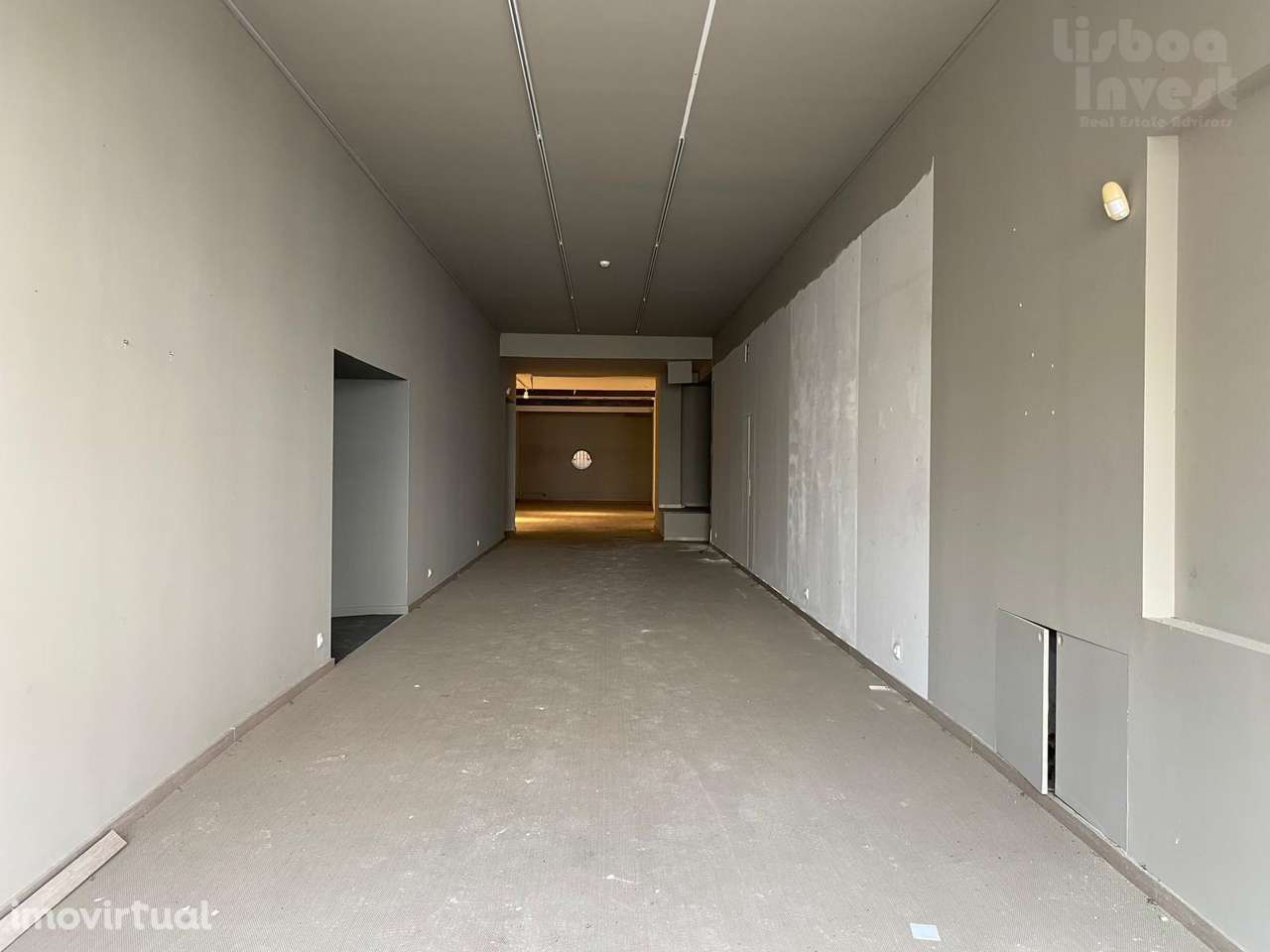 Loja em bom estado, com grandes montras, pé direito de 3,2m - Grande imagem: 2/13