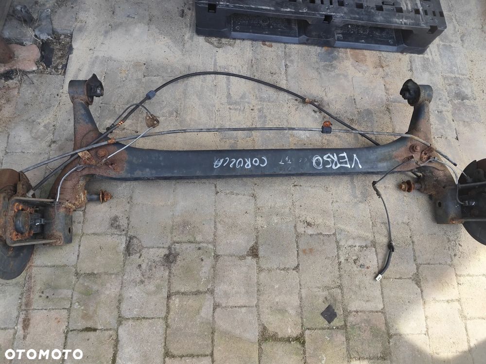 Toyota Corolla verso II belka zawieszenia tył piasty