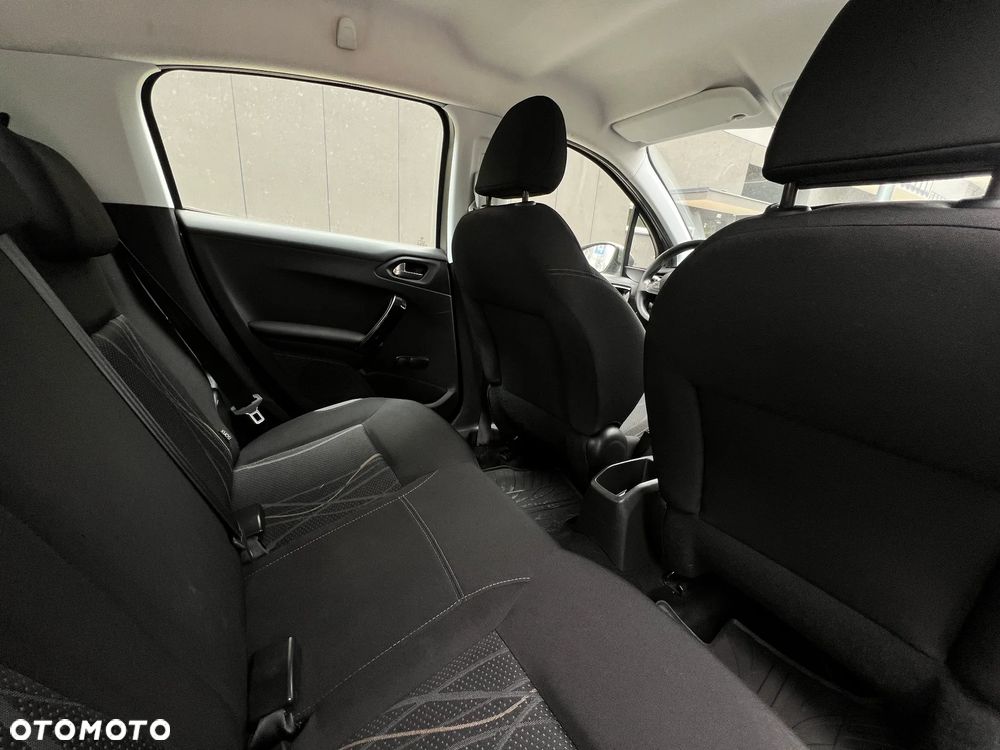 Peugeot 208 - 8