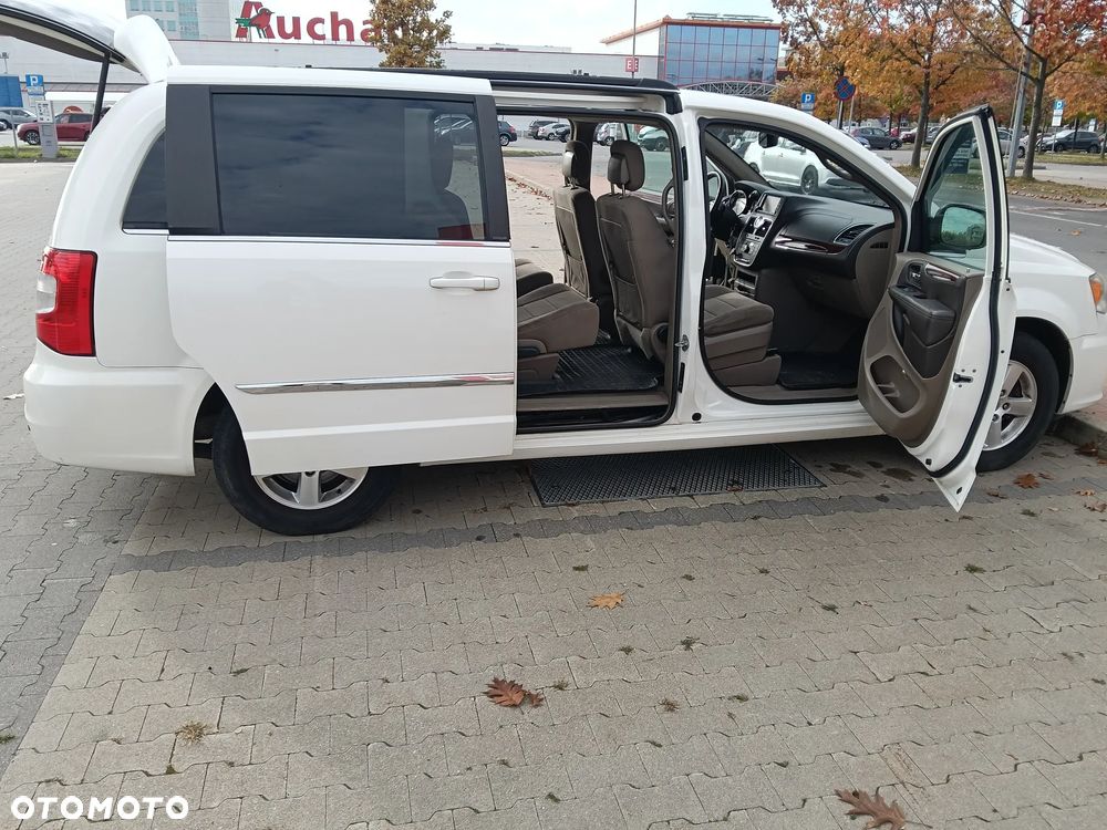 Chrysler Town & Country - 19