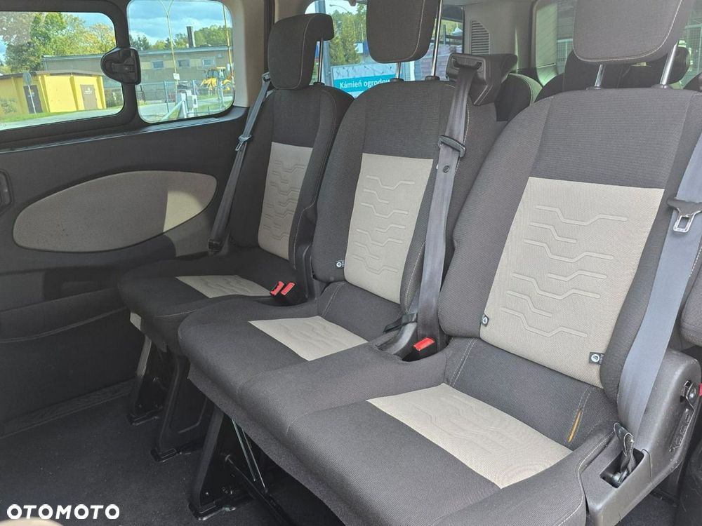 Ford Tourneo Custom - 34