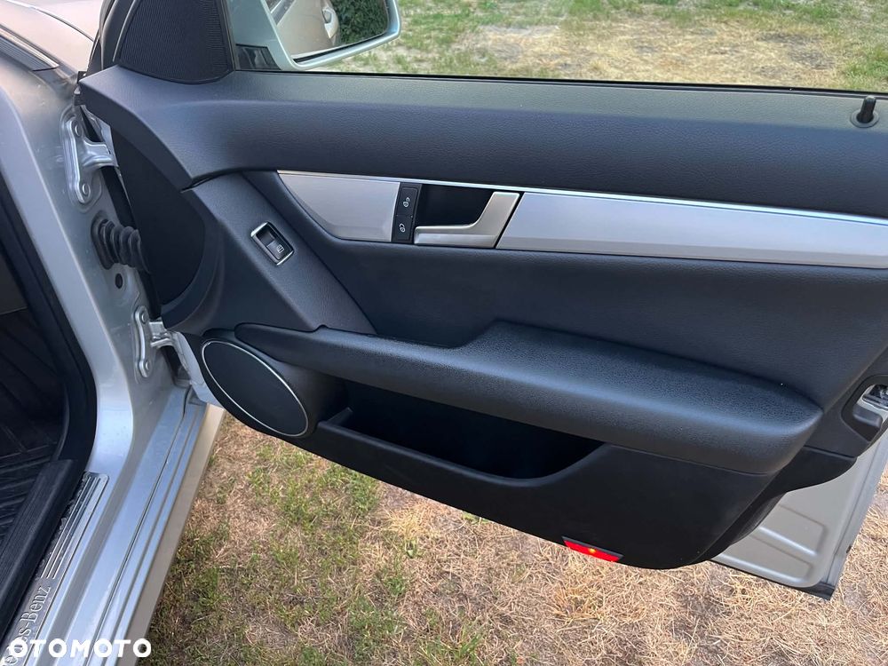 Mercedes-Benz Klasa C 300 CDI 4Matic 7G-TRONIC Avantgarde Edition - 29