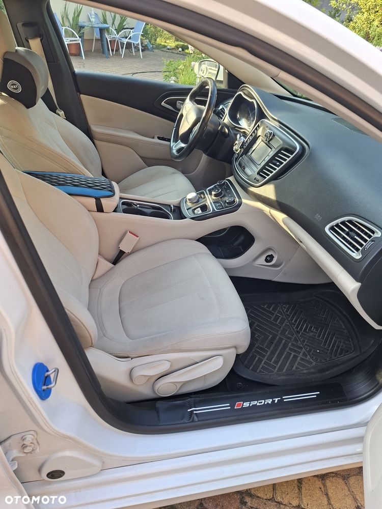 Chrysler 200 - 8