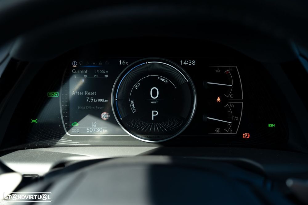 Lexus ES 300h Sport - 17