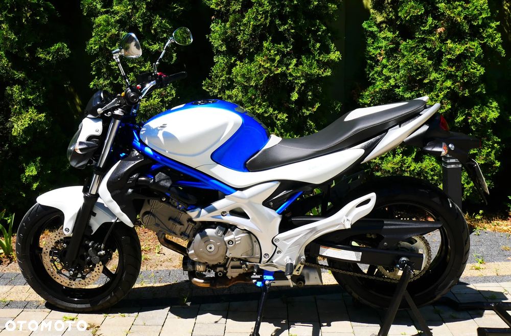 Suzuki Gladius - 1