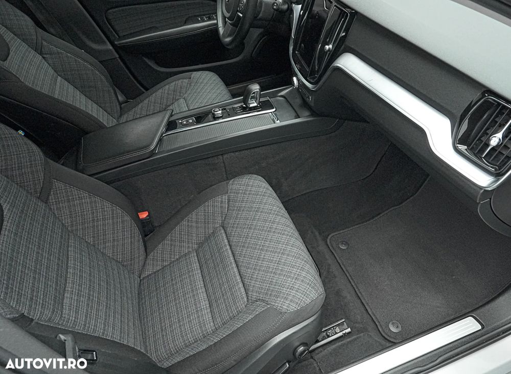 Volvo V60 B4 MHEV AT8 FWD Momentum Pro - 13