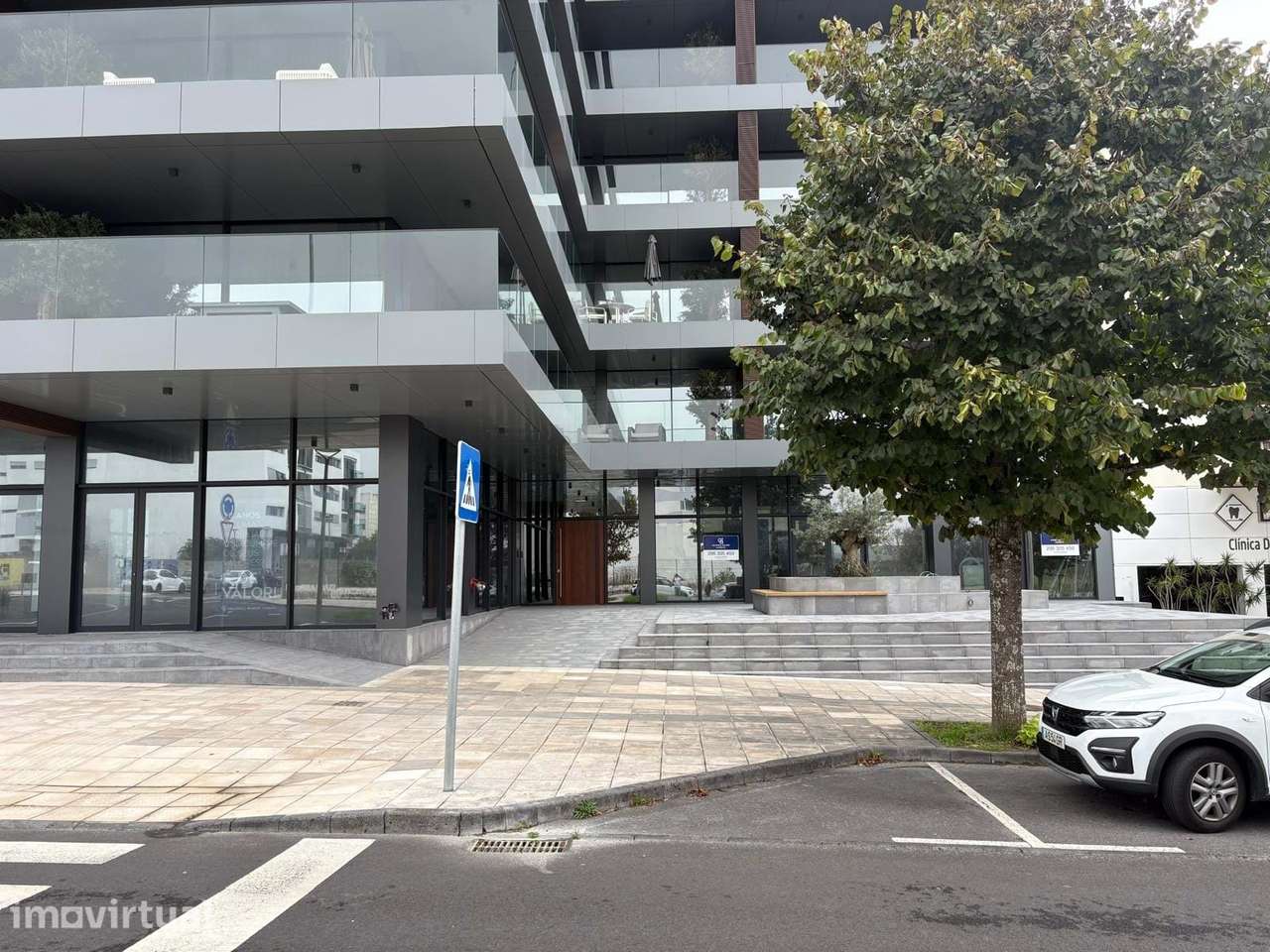 Espaçoso comercial com garagem e boa localização  em Ponta Delgada - Grande imagem: 5/6