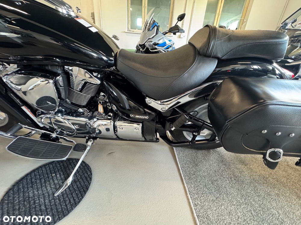 Suzuki Intruder - 16
