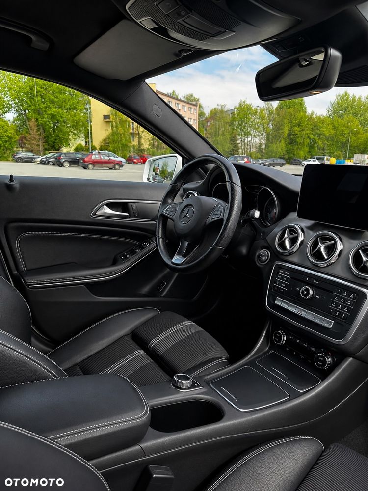 Mercedes-Benz GLA 200 7G-DCT - 12