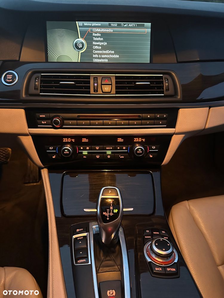 BMW Seria 5 528i Sport-Aut - 21