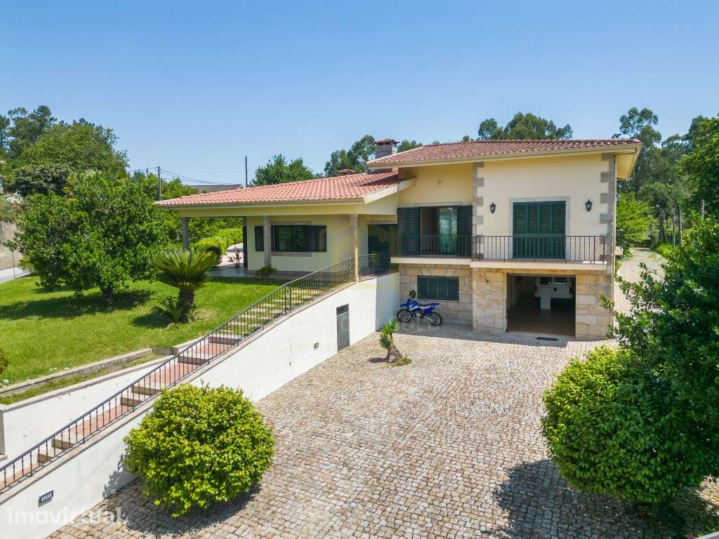 Moradia T4 em Amares - Conforto, Espaço e Excelente Localização