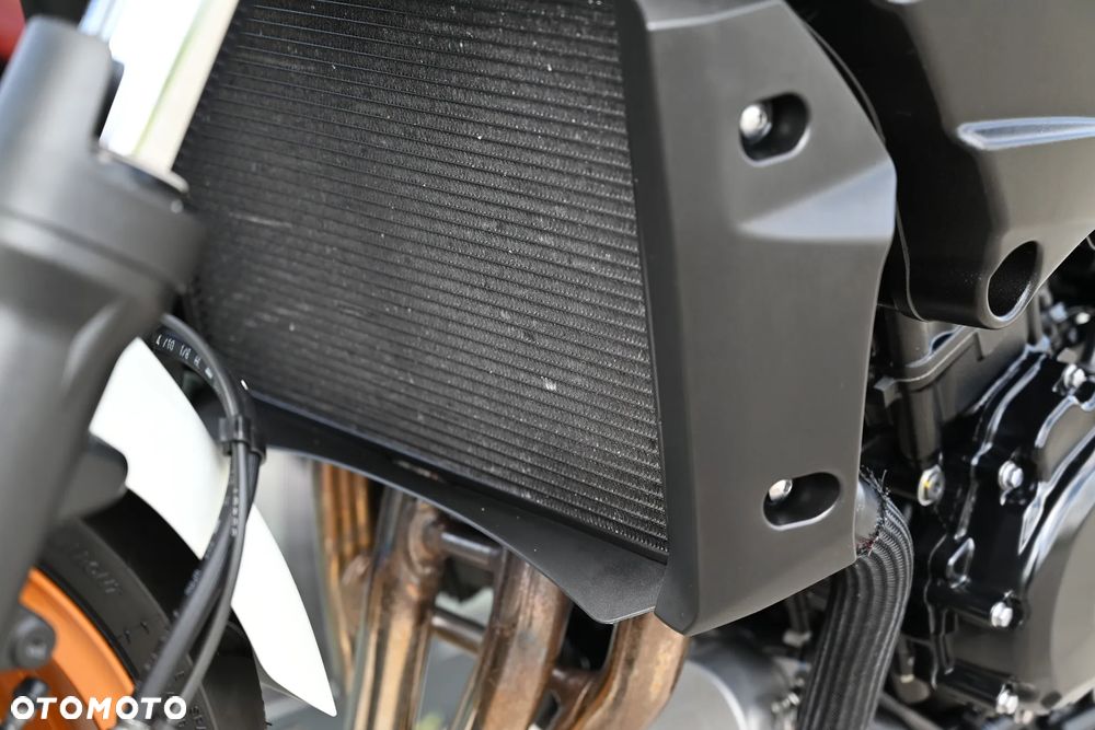 Suzuki GSR - 22