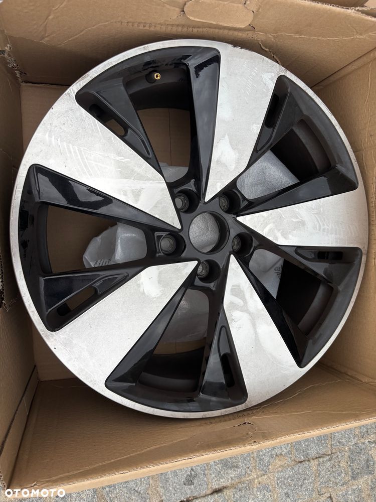 Oryginalne felgi aluminiowe o nr kat. 8B3601025AR Audi A5 / S5 (B10) - 5