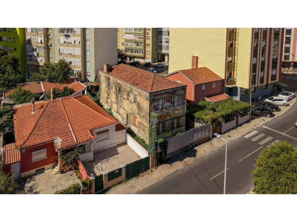 300 m² para transformar num novo projeto na Damaia - Grande imagem: 4/43