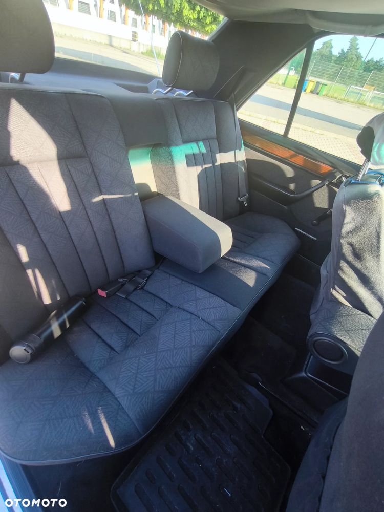 Mercedes-Benz Klasa E 250 D Elegance - 25