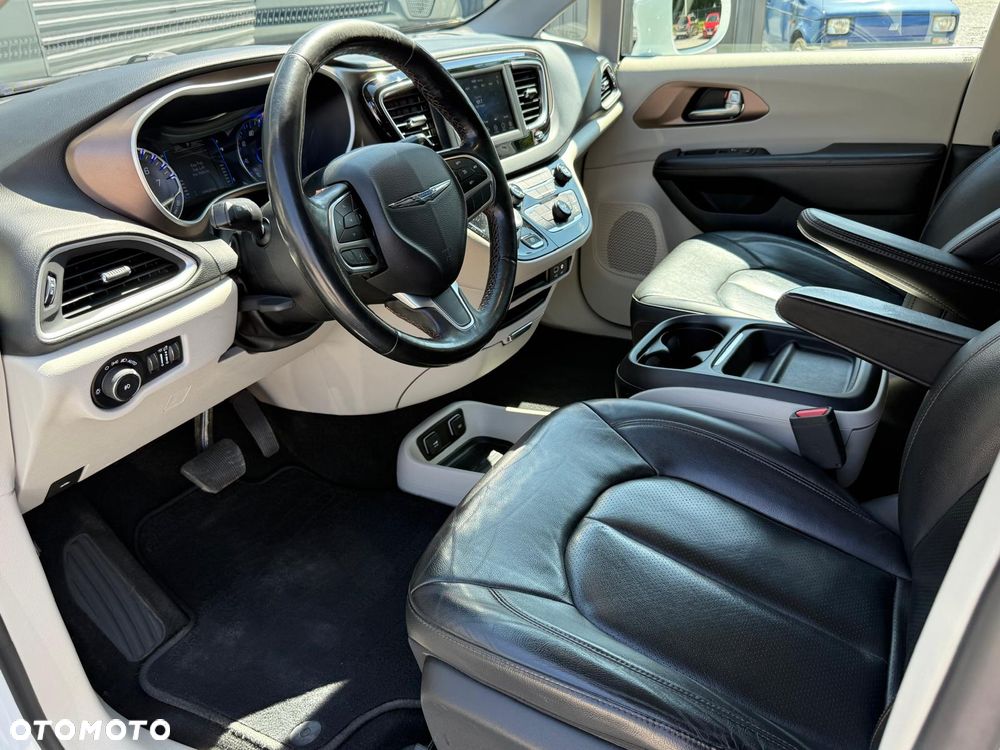 Chrysler Pacifica - 34