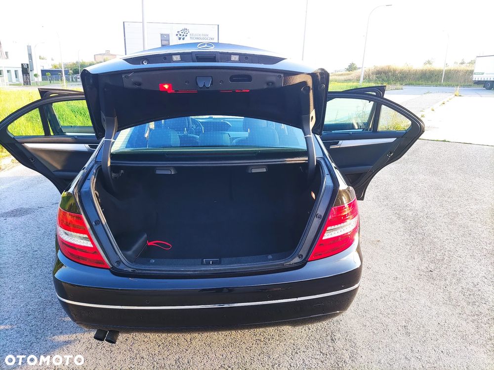 Mercedes-Benz Klasa C 180 BlueEFFICIENCY Avantgarde - 28