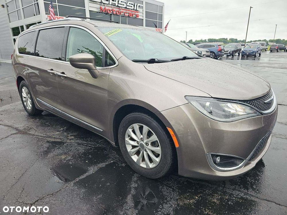 Chrysler Pacifica - 2