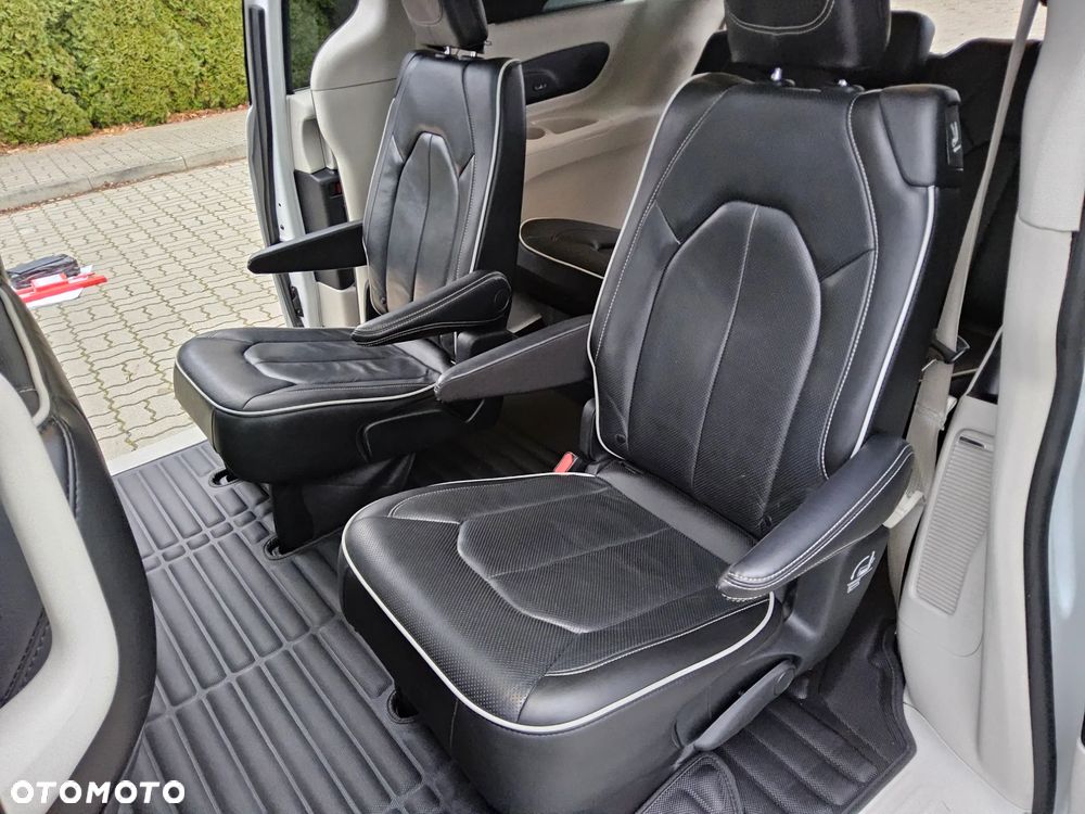 Chrysler Pacifica - 17