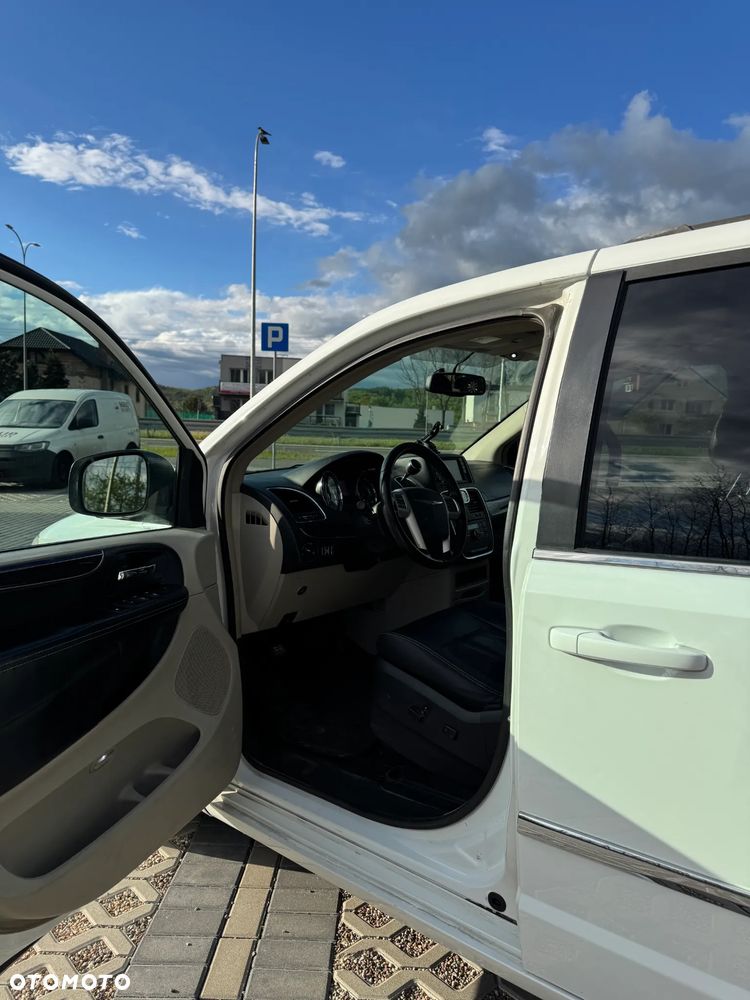 Chrysler Town & Country - 7