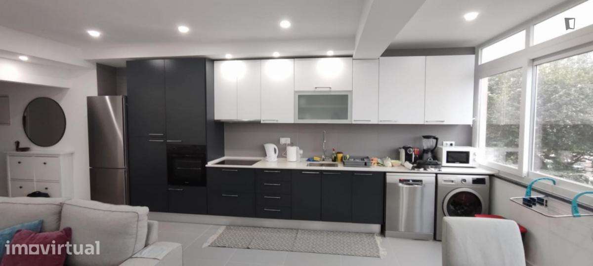 Quarto - localizado em Almada Setubal - Grande imagem: 4/11