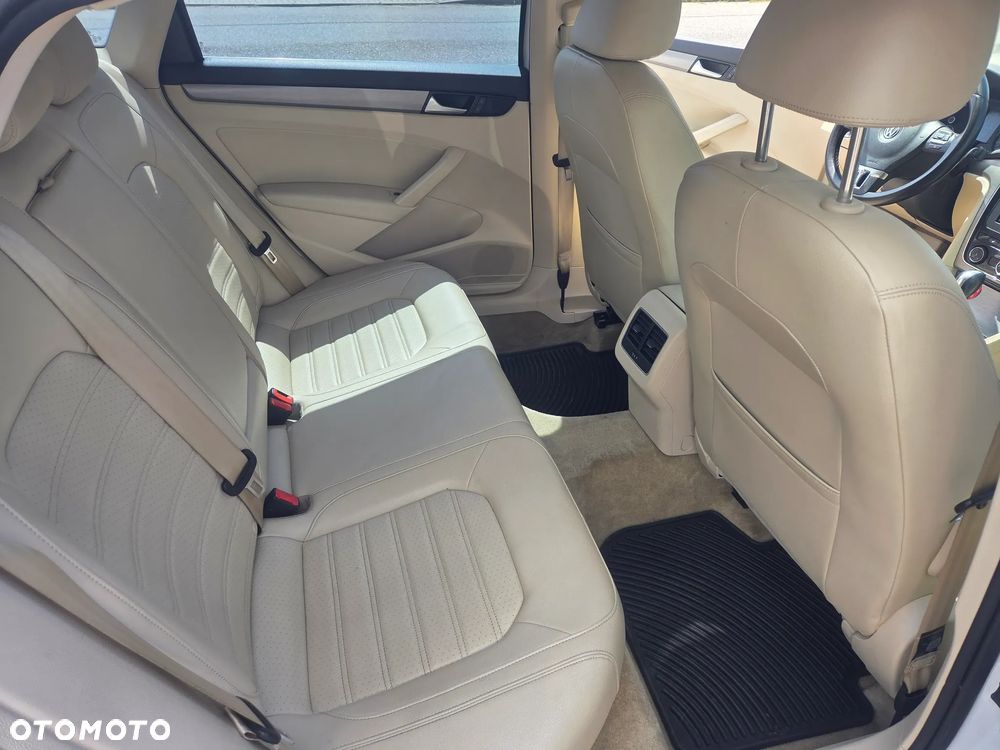 Volkswagen Passat - 12