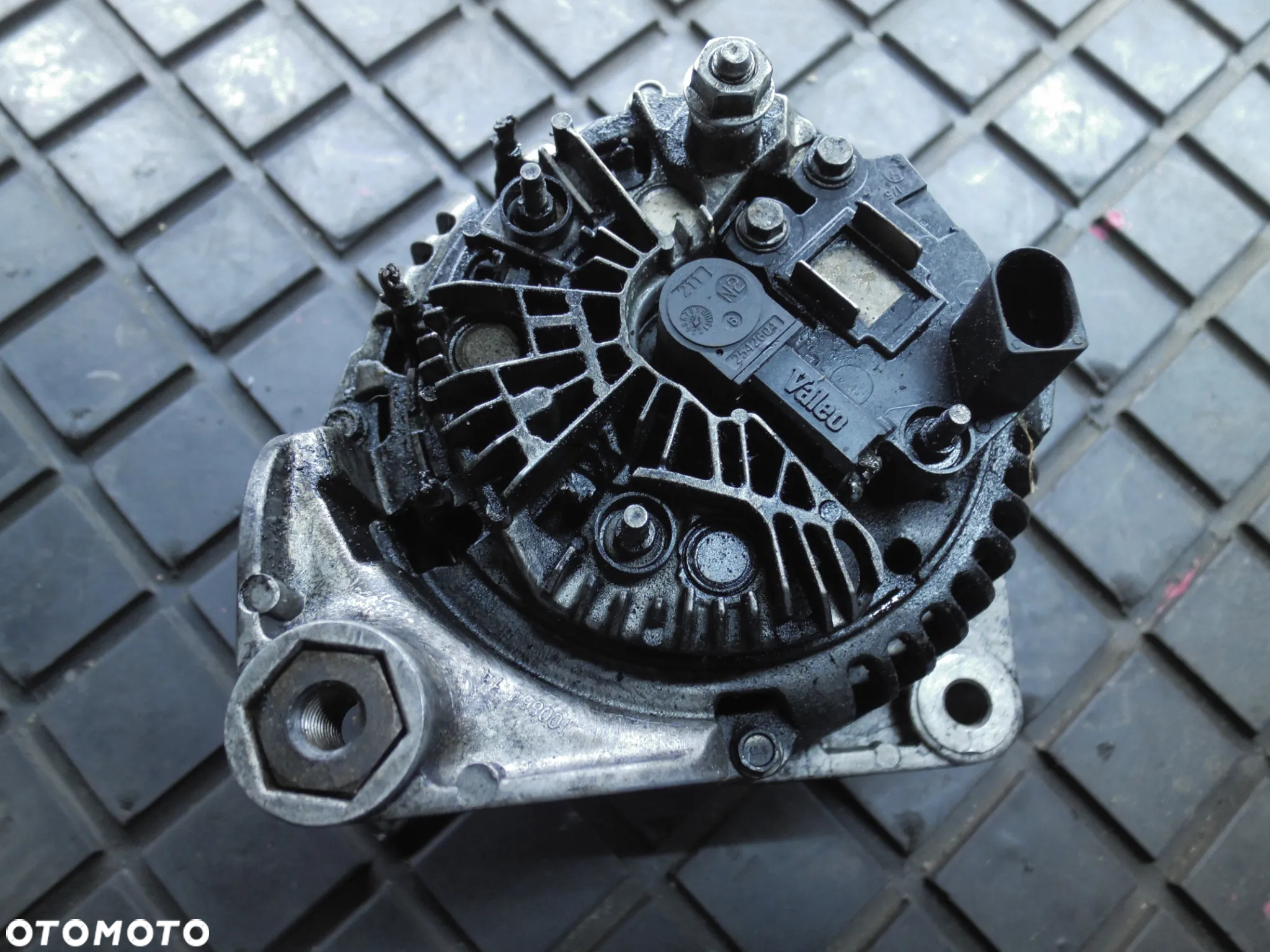 BMW 7 E65 3.0 D ALTERNATOR - 2