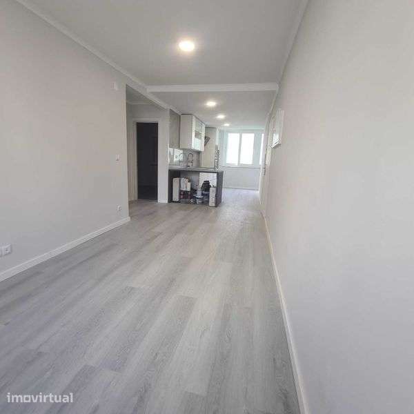 Apartamento T2 remodelado à venda - Benfica, Lisboa - Grande imagem: 2/7