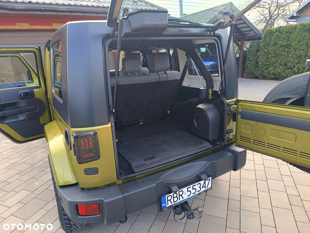 Jeep Wrangler Unlimited 3.8 Automatik Sahara - 32