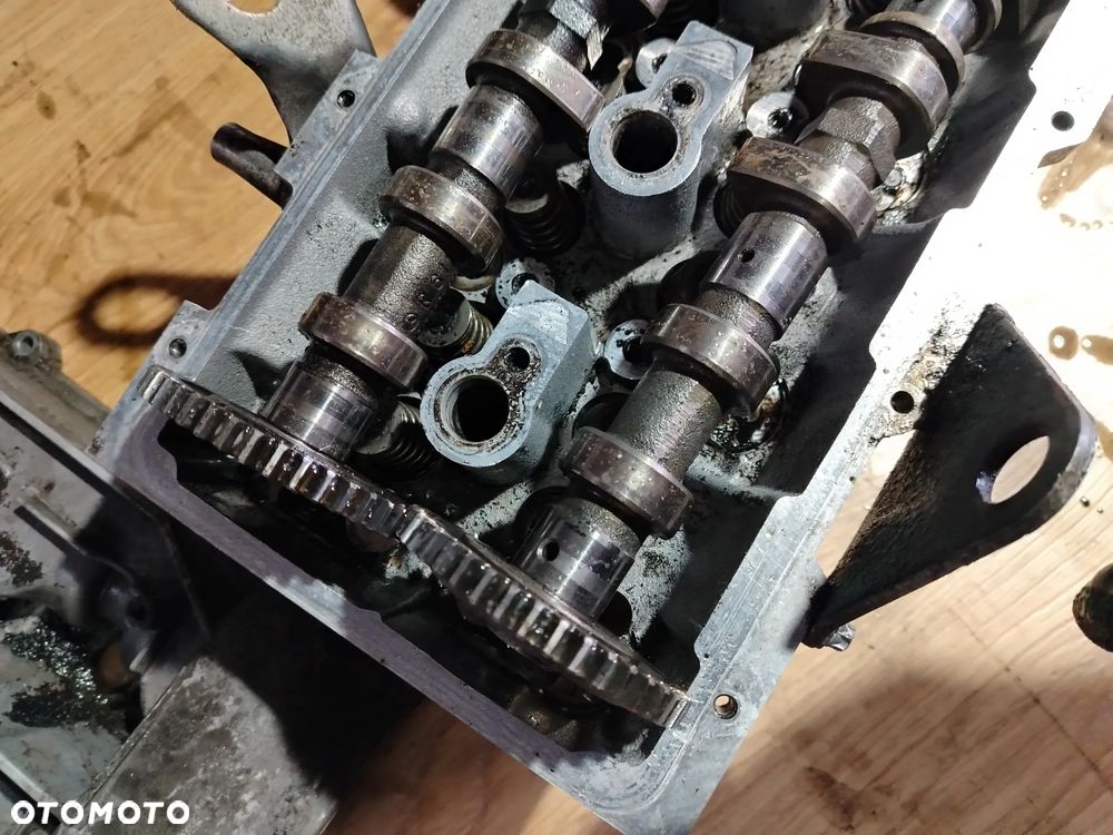 Głowica KOMPLETNA  wałki rozrządu A6110105220 MERCEDES W203 W210 W636 W903 2.2 CDI - 6
