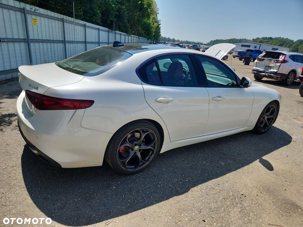 Alfa Romeo Giulia 2.0 Turbo 16V AT8-Q4 Ti - 3