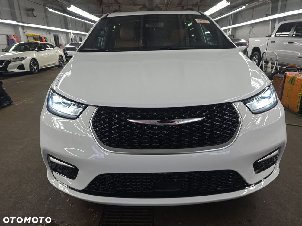 Chrysler Pacifica - 2