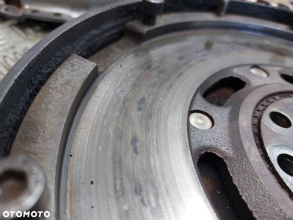 KOŁO DWUMASOWE + TARCZA + DOCISK AUDI A4 B5 1.8 20V 058105266 - 2