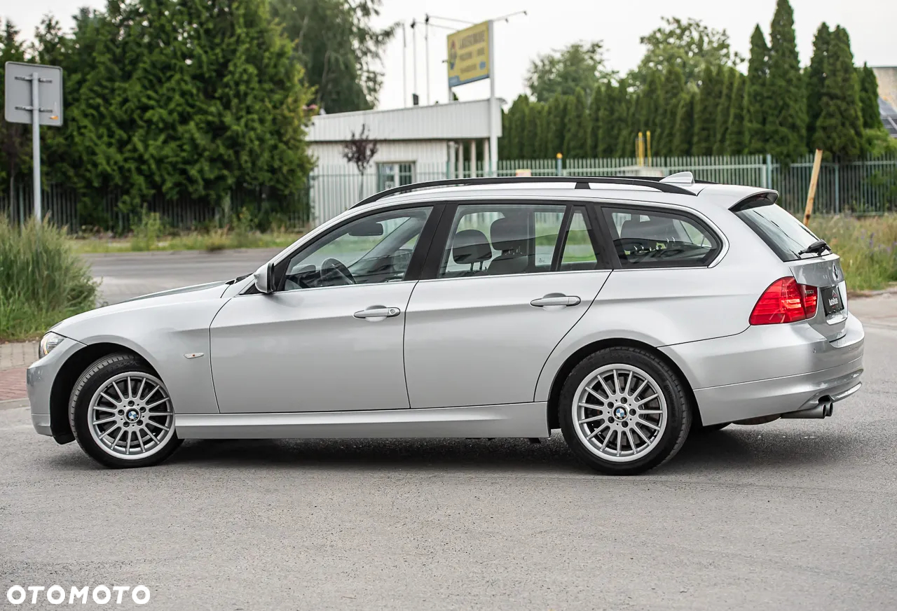 BMW Seria 3 325i xDrive Touring - 9